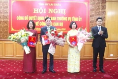 Phó Bí thư Thường trực Tỉnh ủy Lai Châu Vũ Mạnh Hà trao quyết định, tặng hoa chúc mừng các cán bộ được điều động, bổ nhiệm. (Ảnh: TTXVN phát)