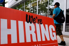 Bảng thông báo tuyển dụng bên ngoài một nhà hàng ở Arlington, Virginia, Mỹ. (Ảnh: AFP/ TTXVN)