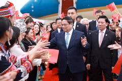 Lễ đón Thủ tướng Phạm Minh Chính đến Côn Minh, tỉnh Vân Nam bắt đầu chuyến tham dự Hội nghị Thượng đỉnh Hợp tác tiểu vùng Mekong mở rộng (GMS) lần thứ 8. (Ảnh: Dương Giang/TTXVN)