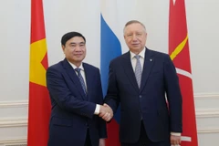 Thống đốc Saint Petersburg Aleksandr Beglov và Bí thư Tỉnh ủy tỉnh Điện Biên Trần Quốc Cường. (Ảnh: Tâm Hằng/TTXVN)