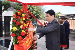 Chủ tịch nước Lương Cường dâng hoa tại Tượng đài Chủ tịch Hồ Chí Minh ở Santiago de Chile. (Ảnh: Lâm Khánh/TTXVN)