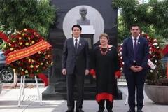 Chủ tịch nước Lương Cường và cựu Tổng thống Chile Michell Bachelet tại lễ dâng hoa trước Tượng đài Chủ tịch Hồ Chí Minh ở Santiago de Chile. (Ảnh: Lâm Khánh/TTXVN)