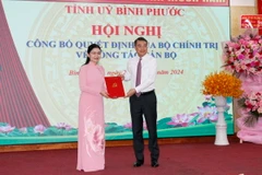 Ông Lê Minh Hưng, Ủy viên Bộ Chính trị, Bí thư Trung ương Đảng, Trưởng Ban Tổ chức Trung ương, trao quyết định bổ nhiệm Bí thư tỉnh ủy Bình Phước cho bà Tôn Ngọc Hạnh. (Ảnh: Đậu Tất Thành/TTXVN)