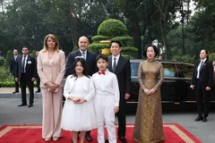 Chủ tịch nước Lương Cường và Phu nhân đón Tổng thống Bulgaria Rumen Radev và Phu nhân. (Ảnh: Lâm Khánh/TTXVN)