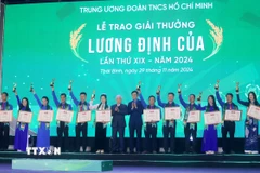 Chủ tịch Ủy ban Trung ương Mặt trận tổ quốc Việt Nam Đỗ Văn Chiến và Bí thư thứ Nhất Trung ương Đoàn Bùi Quang Huy trao giải thưởng Lương Định Của lần thứ 19 năm 2024. (Ảnh: Thế Duyệt/TTXVN)