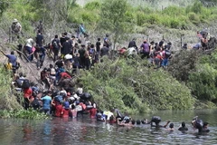 Người di cư vượt sông từ Mexico vào Mỹ ngày 11/5/2023. (Ảnh: Getty Images/TTXVN)
