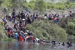Người di cư vượt sông từ Mexico vào Mỹ ngày 11/5/2023. (Ảnh: Getty Images/TTXVN)