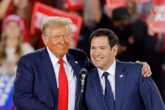 Ngày 11/11, Tổng thống đắc cử Mỹ Donald Trump đã chọn Thượng nghị sỹ Marco Rubio của đảng Cộng hòa làm Ngoại trưởng trong chính quyền sắp tới. Như vậy, chính trị gia sinh ra ở Florida này sẽ trở thành người Mỹ gốc Latinh đầu tiên đảm nhiệm chức vụ người đứng đầu ngành ngoại giao Mỹ, sau khi ông Trump nhậm chức vào tháng 1/2025. (Ảnh: REUTERS/TTXVN)