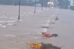 Mưa lớn, Đập Đá tràn, nước cháy xiết, sông Hương xấp xỉ báo động 3. (Nguồn: Báo Thừa Thiên-Huế)