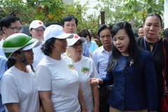 Bộ trưởng Bộ Y tế kiểm tra tình hình phòng chống sốt xuất huyết tại phường An Hải Đông (quận Sơn Trà, thành phố Đà Nẵng). (Ảnh: Văn Dũng/TTXVN)