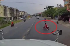 Tài xế container bẻ lái xuất thần cứu mạng bé trai trong gang tấc