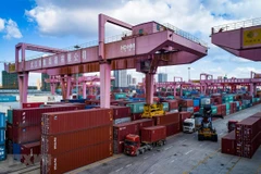 Hàng hóa được xếp tại cảng ở Vũ Hán, tỉnh Hồ Bắc, Trung Quốc. (Ảnh: THX/TTXVN)