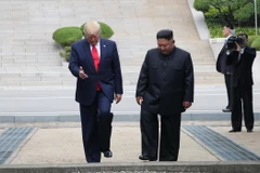 Tổng thống Mỹ Donald Trump (trái) và nhà lãnh đạo Triều Tiên Kim Jong-un (phải) bất ngờ gặp lại nhau tại DMZ hôm 30/6. (Ảnh: THX/TTXVN)