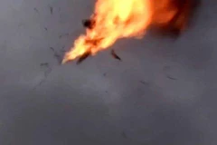 Hình ảnh một máy bay không người lái của Houthi bị bắn hạ. (Nguồn: BBC)