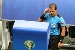 Trọng tài sử dụng công nghệ VAR ở Copa America 2019. (Nguồn: Reuters)