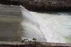 Hiện trường vụ đuối nước. (Ảnh: Đậu Tất Thành/TTXVN)