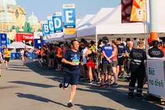 Vận động viên đội Đại sứ quán Việt Nam trên đường chạy. (Trần Hiếu/Vietnam+)