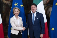Chủ tịch EC Ursula von der Leyen tiếp xúc song phương với Thủ tướng Italy Giuseppe Conte. (Nguồn: ansa.it)
