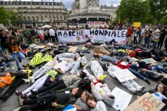 Người dân tham gia cuộc tuần hành phản tập đoàn Monsanto tại quảng trường Place de la Republique, Paris, Pháp, ngày 18/5. (Ảnh: AFP/TTXVN)