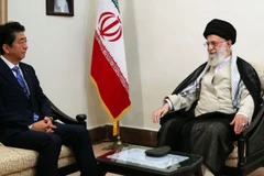 Đại giáo chủ Iran Ali Khamenei tiếp Thủ tướng Nhật Bản Shinzo Abe. (Nguồn: radiofarda.com)