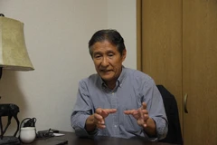 Giáo sư Daisuke Hosokawa của Đại học Kinh tế Osaka trả lời phỏng vấn. (Ảnh: Đào Tùng/TTXVN)
