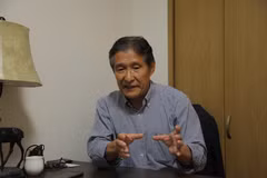 Giáo sư Daisuke Hosokawa của Đại học Kinh tế Osaka trả lời phỏng vấn. (Ảnh: Đào Tùng/TTXVN)
