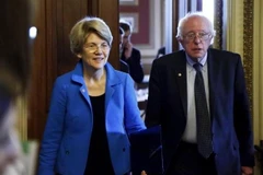 Thượng nghị sỹ Elizabeth Warren (trái) và Thượng nghị sỹ Bernie Sanders. (Nguồn: AP)