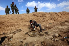 Một ngôi mộ tập thể được phát hiện tại làng Sinuni, tây bắc Iraq ngày 3/2/2015. (Ảnh: AFP/TTXVN)