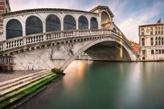 Người dân bị cấm ăn uống ở cầu Rialto. (Nguồn: msn.com)