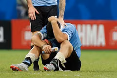 Luis Suarez khóc sau khi đội nhà bị loại. (Nguồn: Getty Images)