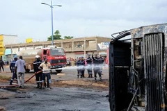 Hiện trường xảy ra vụ cháy xe chở dầu. (Nguồn: Reuters)