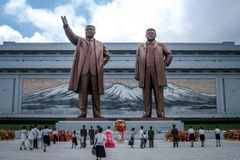 Tượng đài cố Chủ tịch Triều Tiên Kim Nhật Thành và cố lãnh đạo Kim Jong-il. (Nguồn: Reuters)