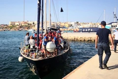 Tàu Alex đã phải đối mặt với sự hiện diện mạnh mẽ của cảnh sát Italy tại khu vực bến cảng. (Nguồn: EPA)