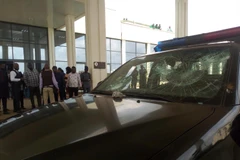 Xe cảnh sát bị phá hủy sau vụ hỗn loạn ở thủ đô Abuja, Nigeria ngày 9/7/2019. (Ảnh: THX/TTXVN)