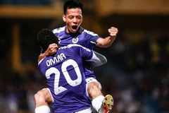Văn Quyết và Omar ghi bàn giúp Hà Nội FC chiến thắng. (Ảnh: Trọng Đạt/TTXVN)