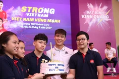 Duy Mạnh được các học sinh trường Marie Cuire chúc mừng sinh nhật sớm. (Ảnh: Vietnam+)