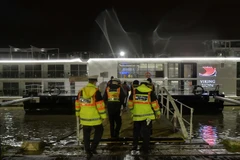 Cảnh sát Hungary điều tra tàu chở khách Viking Cruises Sigyn sau vụ va chạm với du thuyền 'Hableany' trên sông Danube. (Ảnh: AFP/TTXVN)