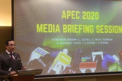 Thứ trưởng Bộ Thương mại quốc tế và công nghiệp Malaysia Norazman Ayob phát biểu tại họp báo. (Ảnh: Hà Ngọc/TTXVN)