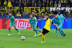 Marco Reus sút hỏng penlaty ở trận Dortmund hòa Barcelona.
