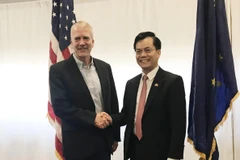 Đại sứ Việt Nam tại Hoa Kỳ Hà Kim Ngọc gặp Thượng nghị sỹ đảng Cộng hòa Dan Sullivan, Chủ tịch Tiểu ban Sẵn sàng chiến đấu và Hỗ trợ Quản lý quân đội, Uỷ ban Quân vụ Thượng viện Hoa Kỳ. (Ảnh: TTXVN phát)