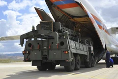 Nga vận chuyển một phần bộ phận của S-400 tới Thổ Nhĩ Kỳ hồi tháng 7 vừa qua. (Nguồn: AP)