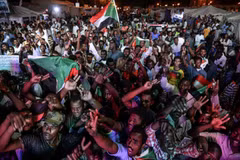 Người biểu tình Sudan tập trung tại thủ đô Khartoum ngày 19/5. (Ảnh: AFP/TTXVN)