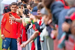 Coutinho chụp ảnh cùng người hâm mộ Bayern. (Nguồn: dpa)