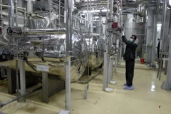 Kỹ thuật viên Iran kiểm tra các thiết bị tại cơ sở làm giàu urani Isfahan ở cách thủ đô Tehran 420km về phía nam. (Ảnh: AFP/TTXVN)