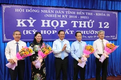 Ông Nguyễn Văn Đức (áo trắng ngoài cùng bên phải) và ông Nguyễn Trúc Sơn (áo xanh hàng thứ 2 bên phải) được bấu làm Phó Chủ tịch Ủy ban Nhân dân tỉnh Bến Tre. (Ảnh: Huỳnh Phúc Hậu/TTXVN)