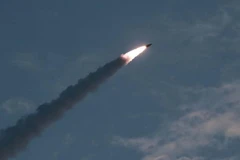 Một tên lửa được Triều Tiên phóng thử gần thị trấn ven biển phía Đông Wonsan ngày 25/7. (Ảnh: Yonhap/TTXVN)