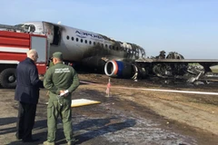 Lực lượng chức năng điều tra tại hiện trường máy bay Sukhoi Superjet 100 của Aeroflot bị phá hủy sau vụ cháy. (Ảnh: AFP/TTXVN)