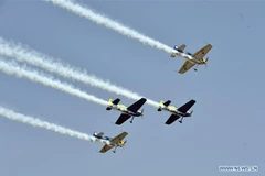 Video cận cảnh hàng trăm chiếc may bay trình diễn tại Trung Quốc