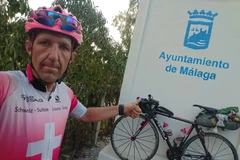 Ông Stéphane Cand đạp xe trung bình hơn 300 km mỗi ngày. (Nguồn: cycliste.ch)