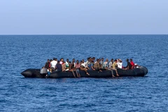 Người di cư chờ được cứu trên biển Địa Trung Hải. (Ảnh: AFP/TTXVN)